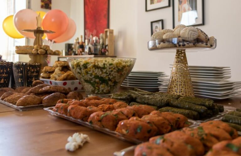 Gedeckte Tafel für ein großes Familientreffen